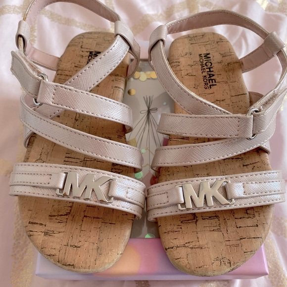 💖MICHAEL KORS 💖toddler size 10 sandals. - Picture 4 of 7